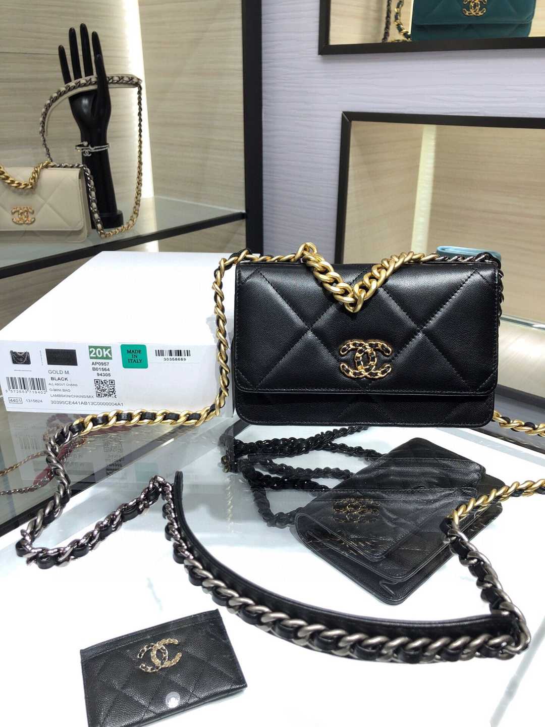 CHANEL 19 Wallet On Chain Black