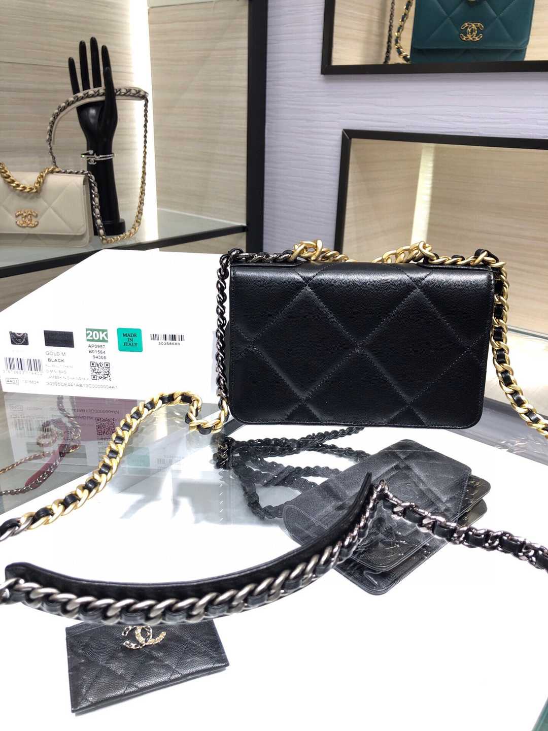 CHANEL 19 Wallet On Chain Black