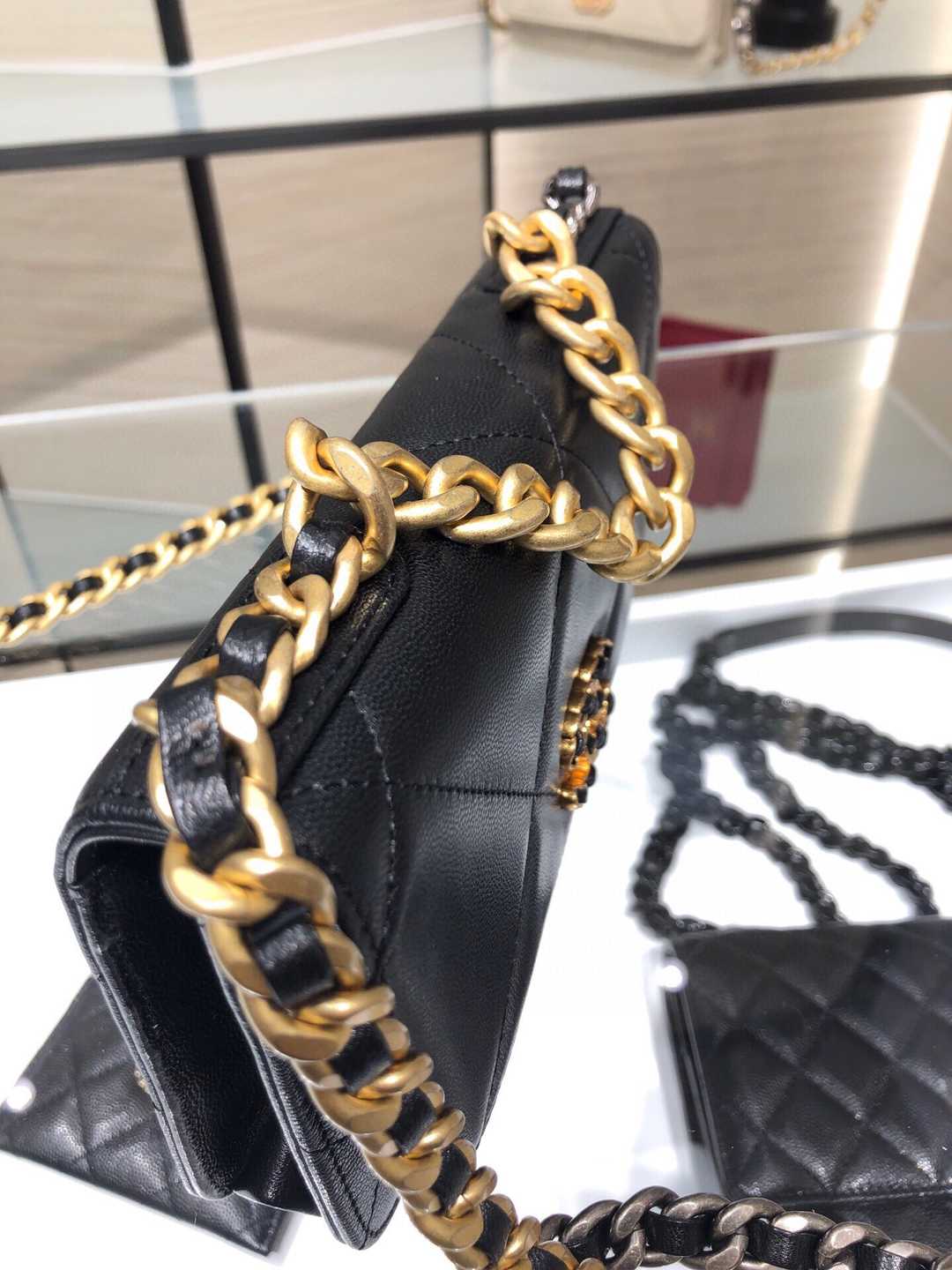 CHANEL 19 Wallet On Chain Black