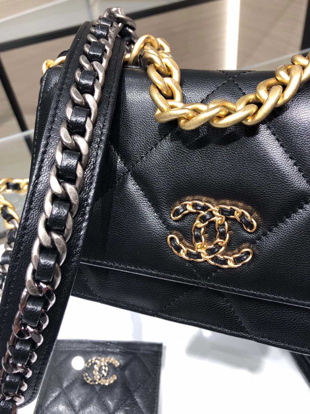 CHANEL 19 Wallet On Chain Black