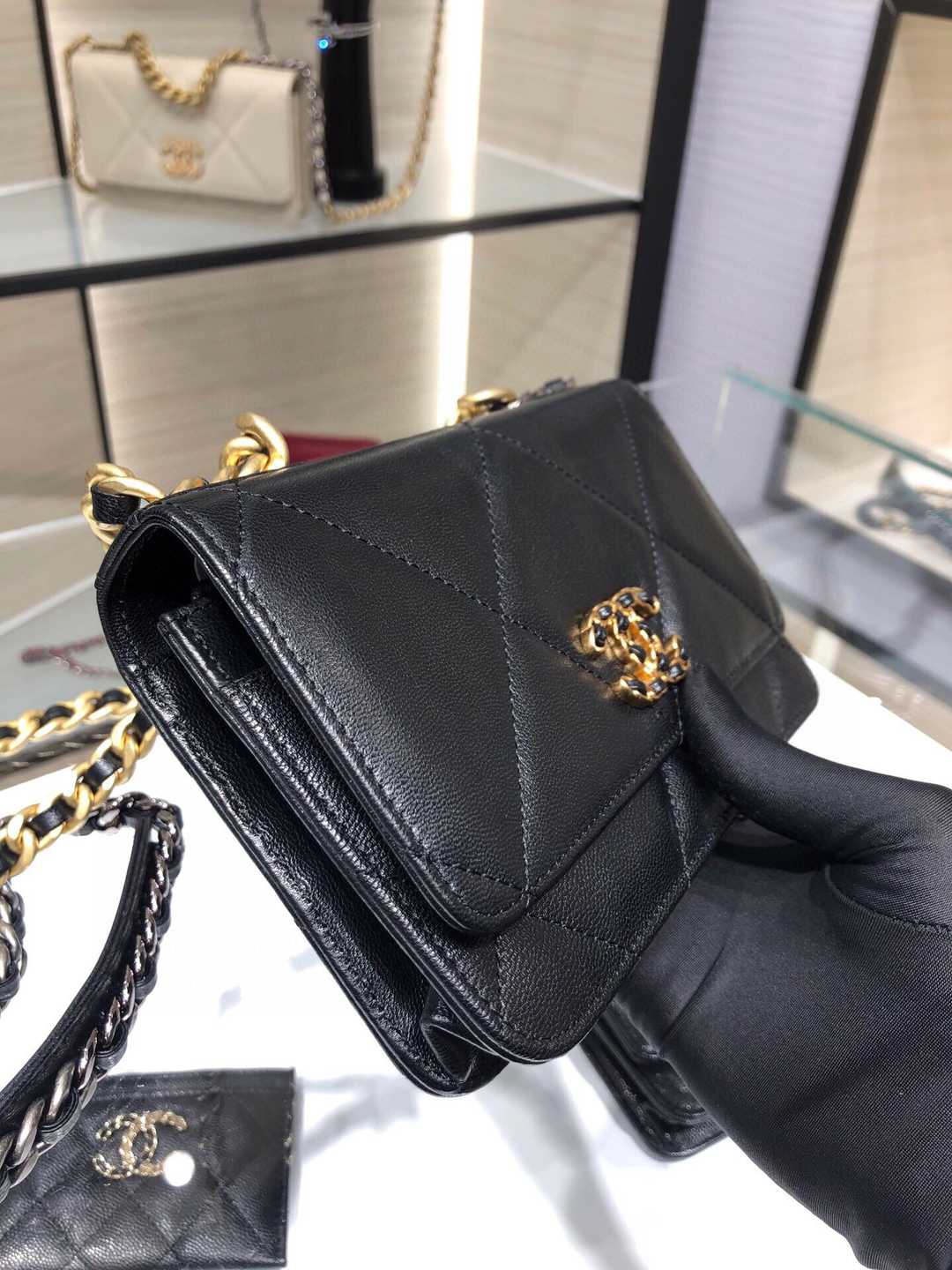 CHANEL 19 Wallet On Chain Black