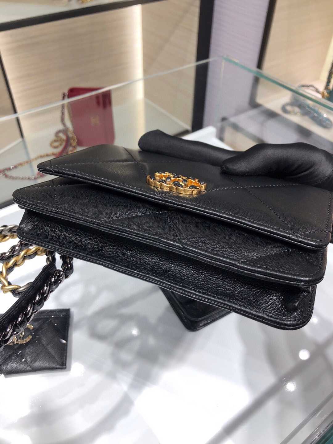 CHANEL 19 Wallet On Chain Black